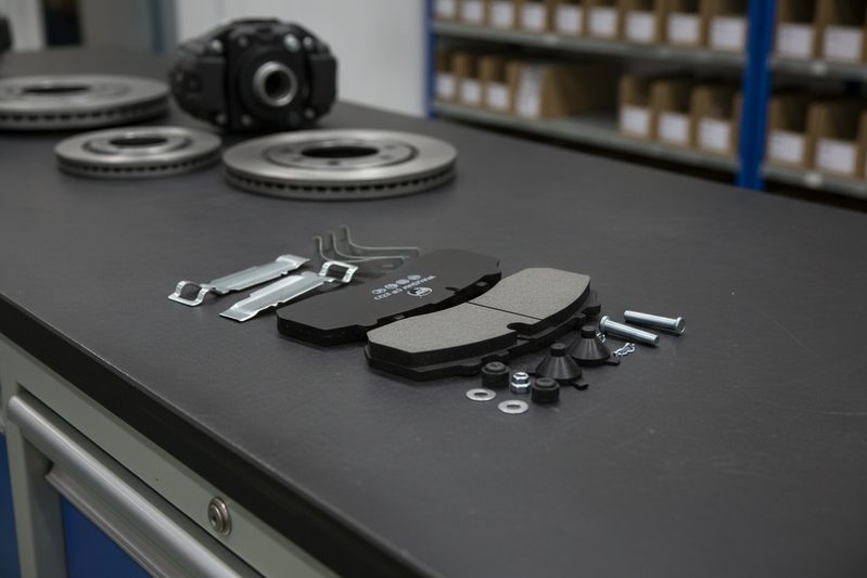 Замена тормозных колодок MAN с помощью тяжелых колодок BAIYUN Brake