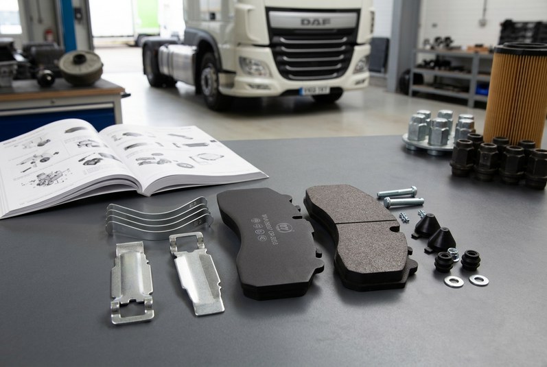 Крупный план тормозной колодки DAF cp2203 с индикатором износа и измерением толщины относительно суппорта