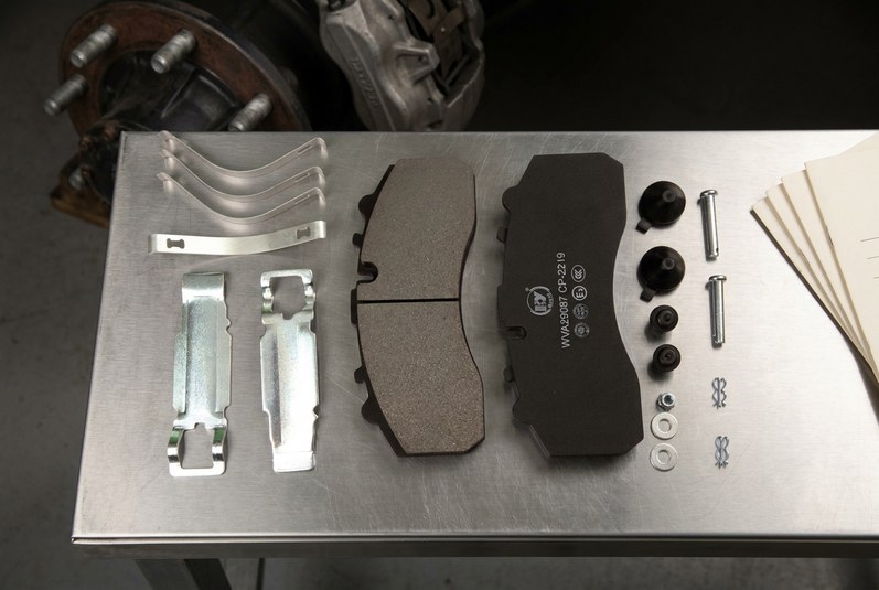 Сертифицированная по ECE R90 китайская тормозная колодка CP2219 на стенде проверки в мастерской для коммерческого транспорта