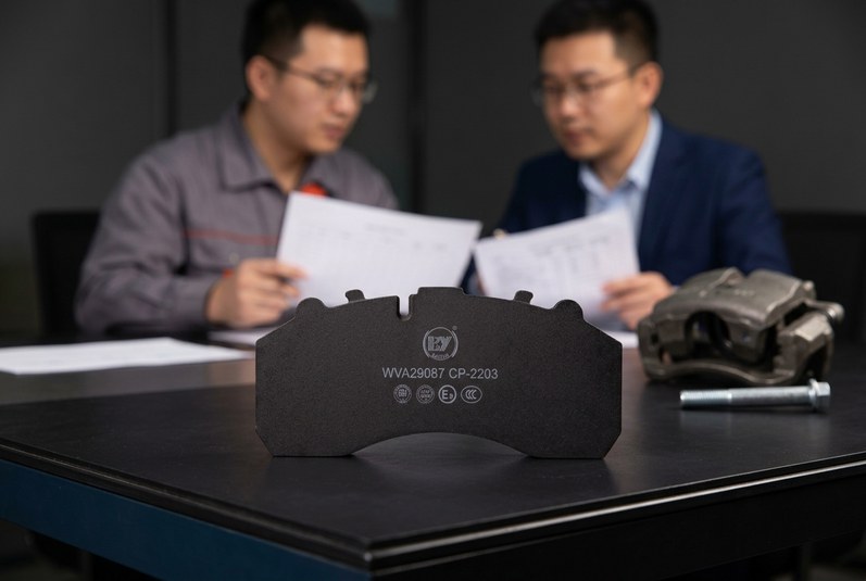 Осмотр тормозных колодок коммерческого транспорта на заводе BAIYUN Brake для вторичного рынка автобусов Yutong