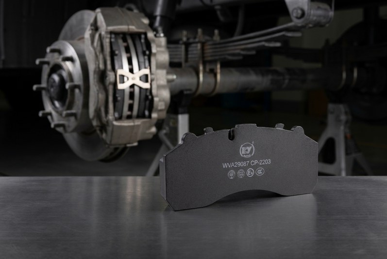 Установка тормозной колодки BAIYUN Brake CP2203 в суппорт коммерческого автомобиля