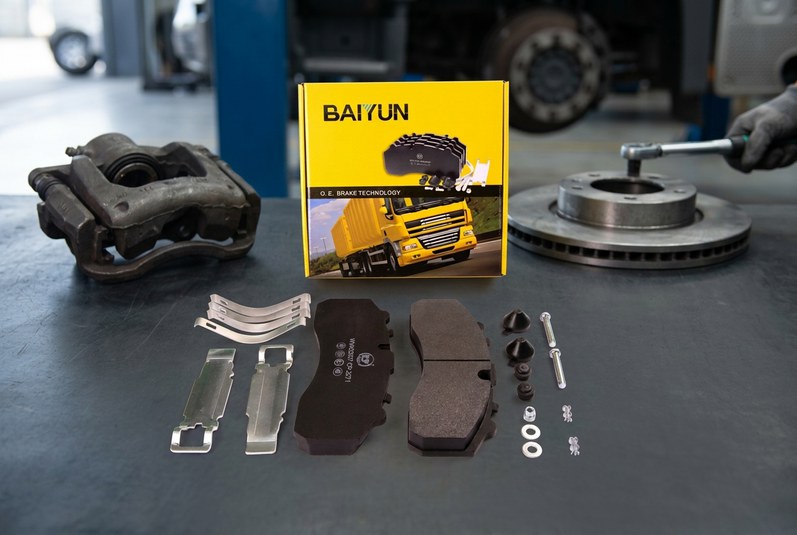 Установка тормозных колодок для коммерческих автомобилей BAIYUN на суппорт тяжёлого грузовика